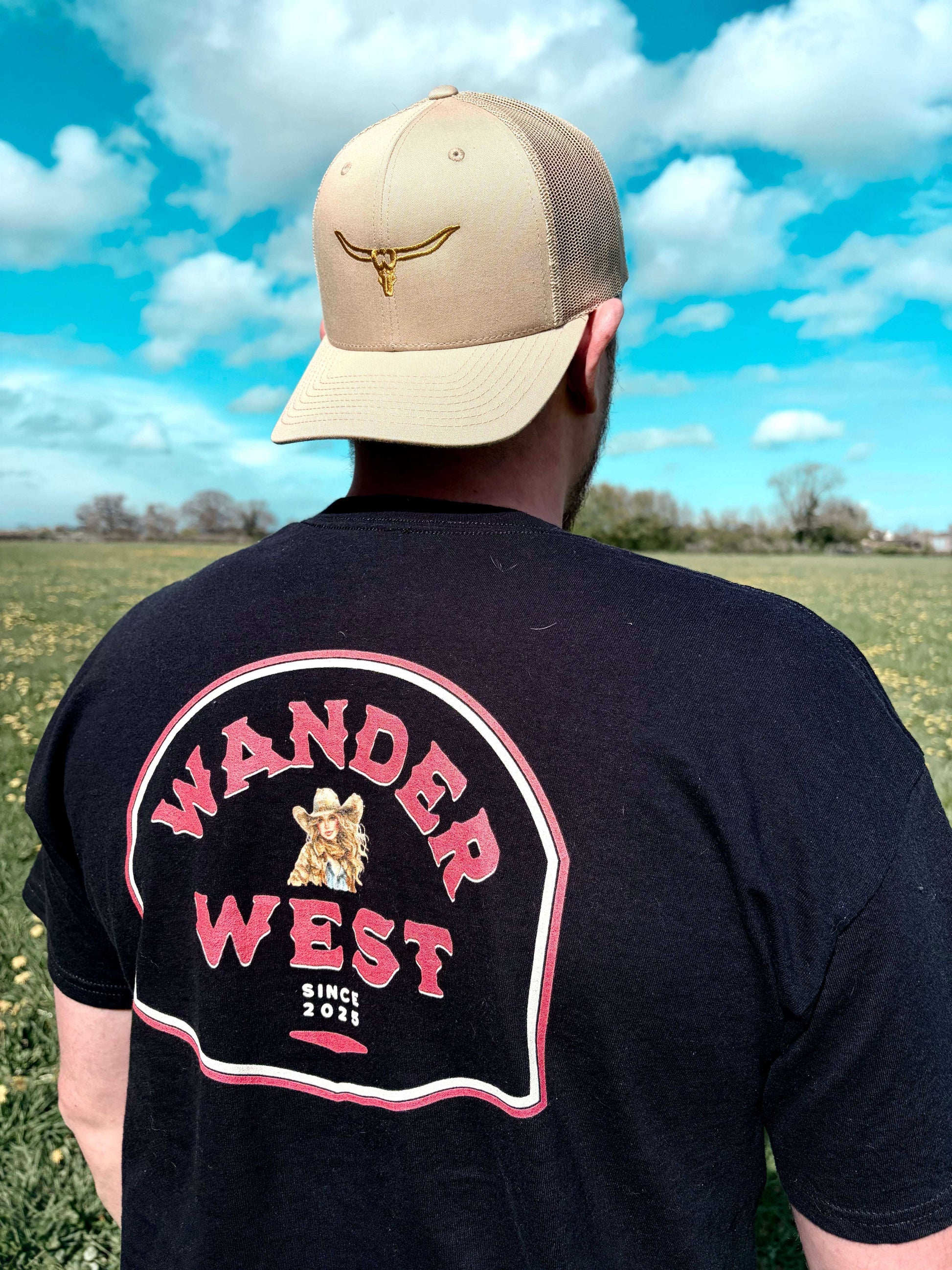 Bold, timeless, and rooted in heritage. The Western Crest Tee is a strong nod to western tradition, carrying the WanderWest emblem with confidence. The Western Crest Tee in black delivers a clean, striking look that never dates. Made from 100% cotton, the Western Crest Tee features a structured unisex fit with sharp ed