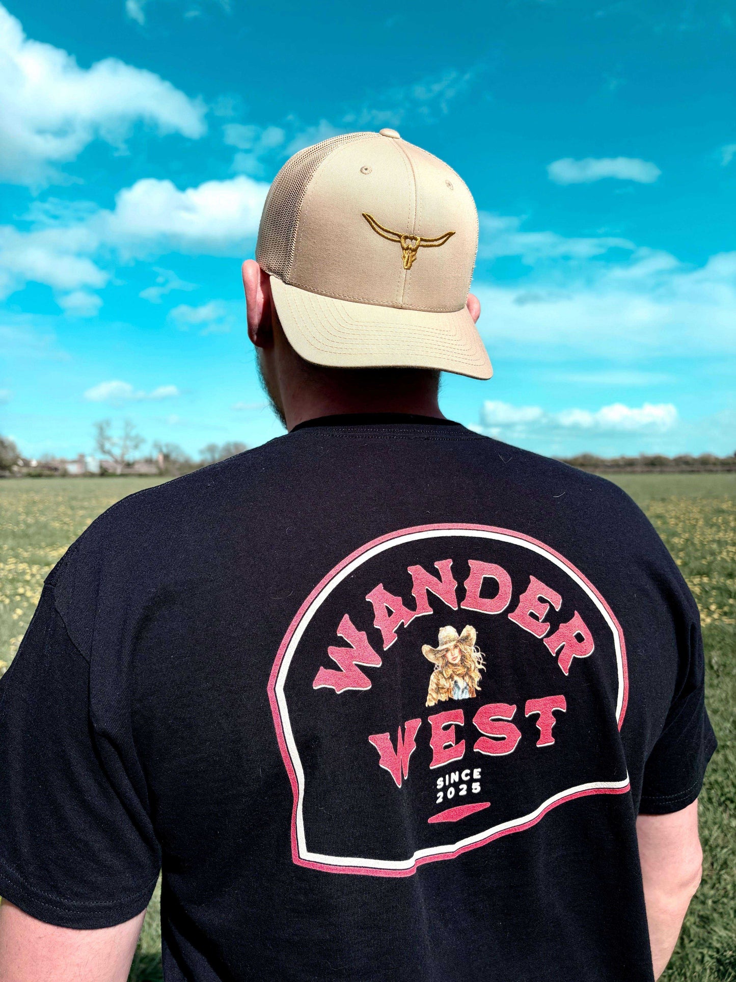 Bold, timeless, and rooted in heritage. The Western Crest Tee is a strong nod to western tradition, carrying the WanderWest emblem with confidence. The Western Crest Tee in black delivers a clean, striking look that never dates. Made from 100% cotton, the Western Crest Tee features a structured unisex fit with sharp ed