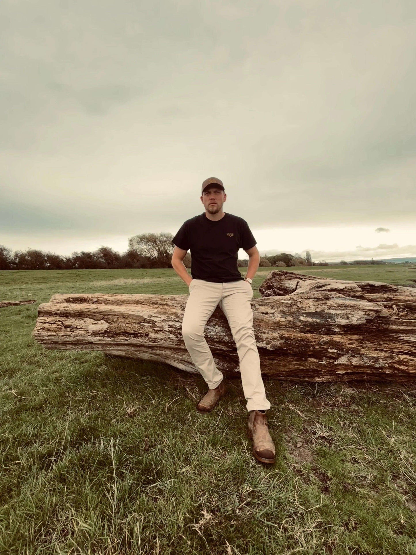 Bold, timeless, and rooted in heritage. The Western Crest Tee is a strong nod to western tradition, carrying the WanderWest emblem with confidence. The Western Crest Tee in black delivers a clean, striking look that never dates. Made from 100% cotton, the Western Crest Tee features a structured unisex fit with sharp ed